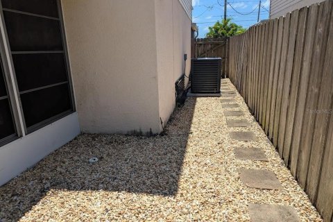 Duplex in Sarasota, Florida 2 bedrooms, 119.47 sq.m. № 1919144 - photo 24