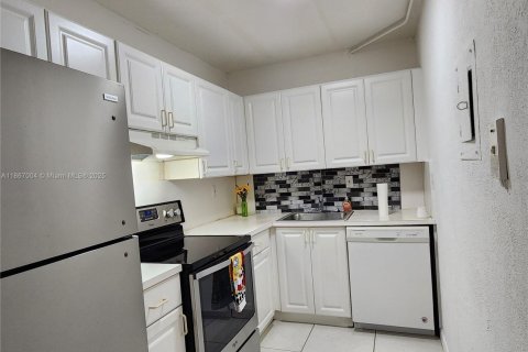 Condo in Hialeah, Florida, 1 bedroom  № 1896958 - photo 9