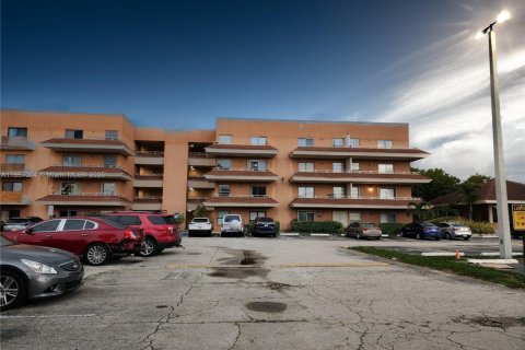 Condo in Hialeah, Florida, 1 bedroom  № 1896958 - photo 1