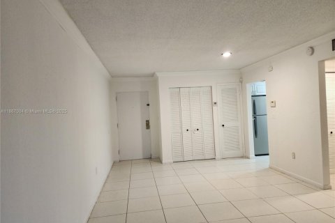 Condo in Hialeah, Florida, 1 bedroom  № 1896958 - photo 15
