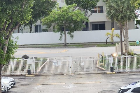 Condo in Hialeah, Florida, 1 bedroom  № 1896958 - photo 19