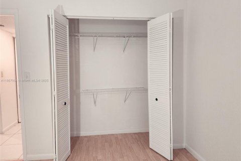 Condo in Hialeah, Florida, 1 bedroom  № 1896958 - photo 8