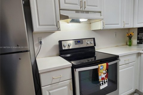 Condo in Hialeah, Florida, 1 bedroom  № 1896958 - photo 10
