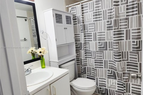 Condo in Hialeah, Florida, 1 bedroom  № 1896958 - photo 13