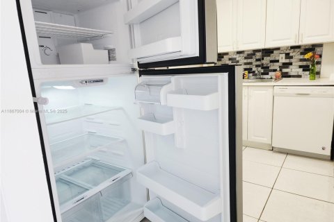 Condo in Hialeah, Florida, 1 bedroom  № 1896958 - photo 12