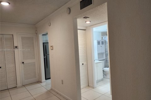 Condo in Hialeah, Florida, 1 bedroom  № 1896958 - photo 4