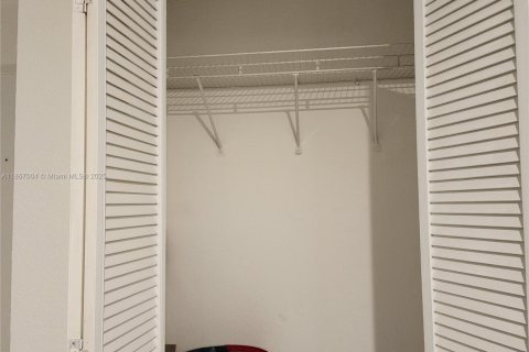 Condo in Hialeah, Florida, 1 bedroom  № 1896958 - photo 14