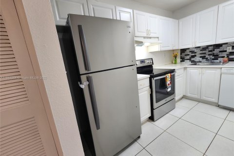 Condo in Hialeah, Florida, 1 bedroom  № 1896958 - photo 11
