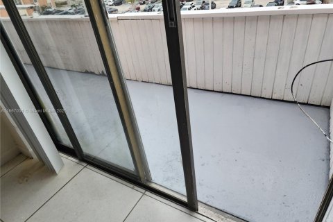 Condo in Hialeah, Florida, 1 bedroom  № 1896958 - photo 16