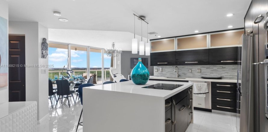 Condominio en Hollywood, Florida, 2 dormitorios  № 1927171