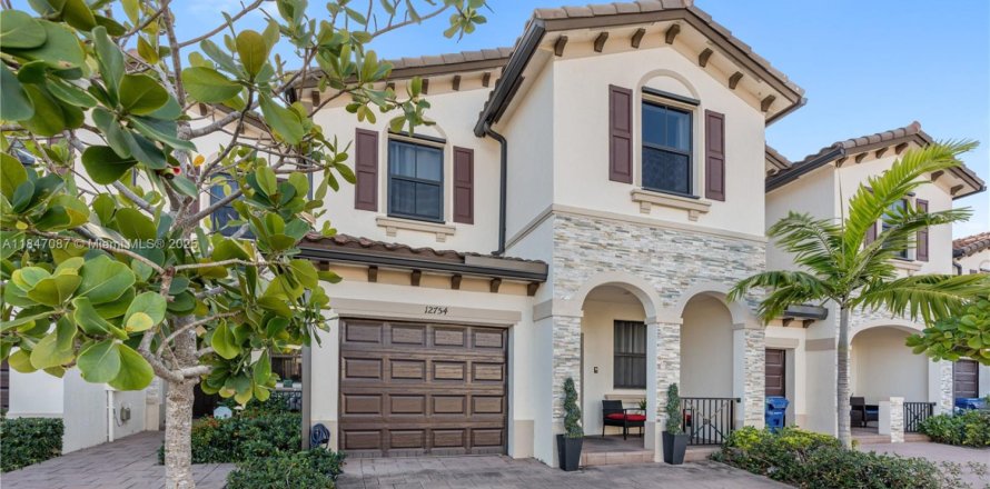 Townhouse in Miami, Florida 3 bedrooms, 167.6 sq.m. № 1845681