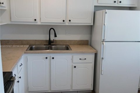 Villa ou maison à louer à West Palm Beach, Floride: 1 chambre, 67.08 m2 № 2305831 - photo 4
