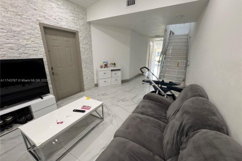 Townhouse in Dania Beach, Florida 3 bedrooms, 128.39 sq.m. № 1710543 - photo 3