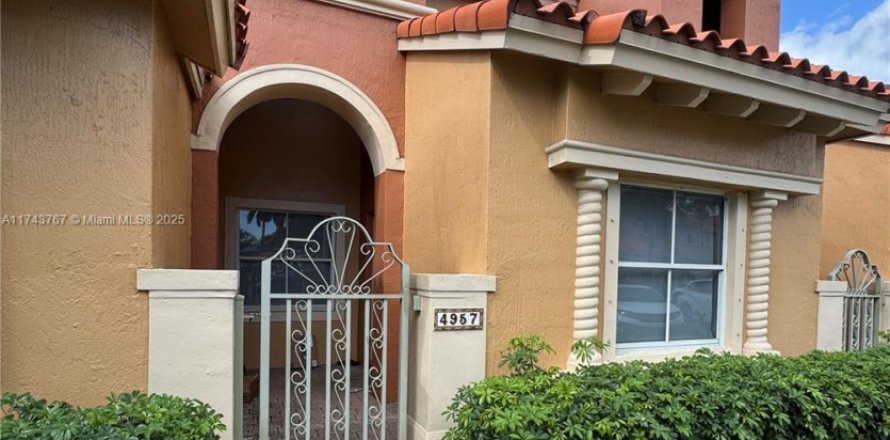 Townhouse in Dania Beach, Florida 3 bedrooms, 128.39 sq.m. № 1710543