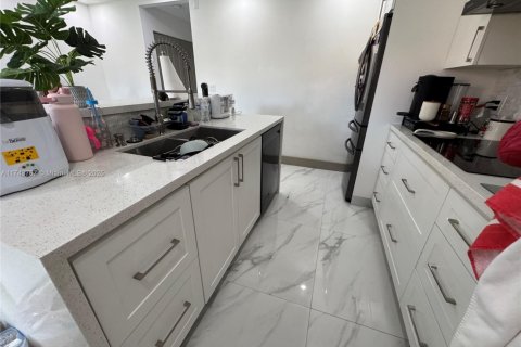 Townhouse in Dania Beach, Florida 3 bedrooms, 128.39 sq.m. № 1710543 - photo 17