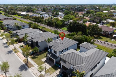 Casa en venta en Miami, Florida, 4 dormitorios, 241.27 m2 № 2057642 - foto 20