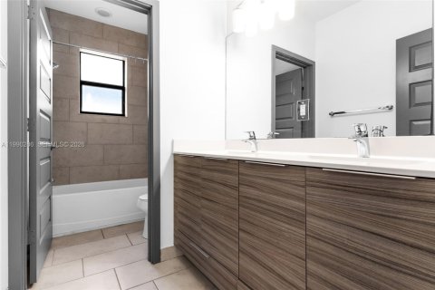 Casa en venta en Miami, Florida, 4 dormitorios, 241.27 m2 № 2057642 - foto 16