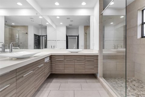 Casa en venta en Miami, Florida, 4 dormitorios, 241.27 m2 № 2057642 - foto 13