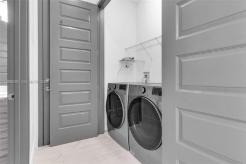 Casa en venta en Miami, Florida, 4 dormitorios, 241.27 m2 № 2057642 - foto 18