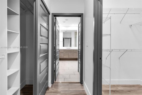 Casa en venta en Miami, Florida, 4 dormitorios, 241.27 m2 № 2057642 - foto 12