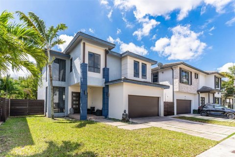 Casa en Miami, Florida 4 dormitorios, 241.27 m2 № 2057642