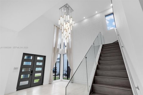 Casa en venta en Miami, Florida, 4 dormitorios, 241.27 m2 № 2057642 - foto 2