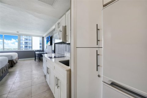 Hotel in Sunny Isles Beach, Florida 33.44 sq.m. № 2085058 - photo 11