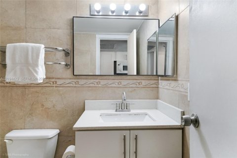 Hotel in Sunny Isles Beach, Florida 33.44 sq.m. № 2085058 - photo 9