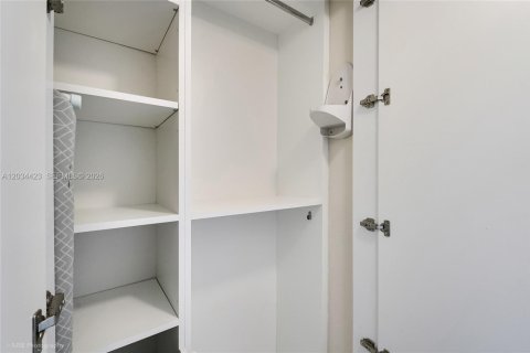 Hotel in Sunny Isles Beach, Florida 33.44 sq.m. № 2085058 - photo 10
