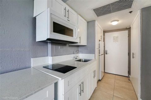 Hotel in Sunny Isles Beach, Florida 33.44 sq.m. № 2085058 - photo 7