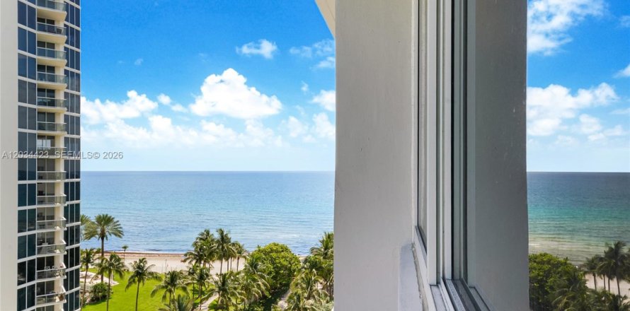 Hotel in Sunny Isles Beach, Florida 33.44 sq.m. № 2085058