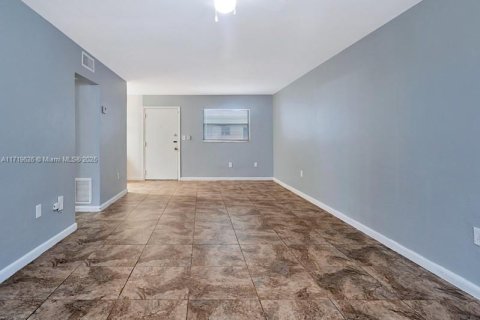 Condo in North Miami, Florida, 1 bedroom  № 2027812 - photo 11