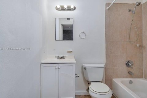 Condo in North Miami, Florida, 1 bedroom  № 2027812 - photo 13