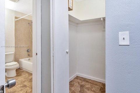 Condo in North Miami, Florida, 1 bedroom  № 2027812 - photo 18