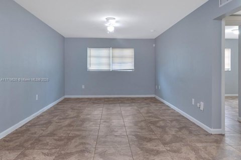 Condo in North Miami, Florida, 1 bedroom  № 2027812 - photo 9