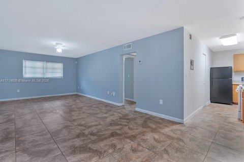 Condo in North Miami, Florida, 1 bedroom  № 2027812 - photo 4