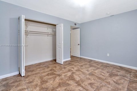 Condo in North Miami, Florida, 1 bedroom  № 2027812 - photo 17