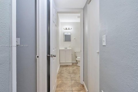 Condo in North Miami, Florida, 1 bedroom  № 2027812 - photo 12