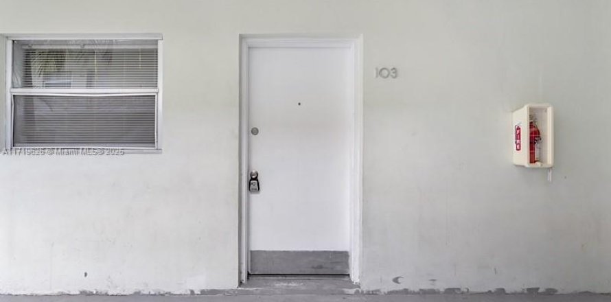 Condo in North Miami, Florida, 1 bedroom  № 2027812