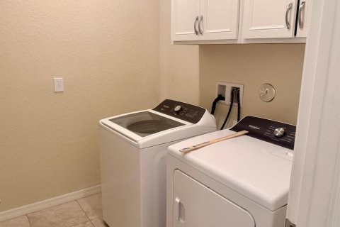 House in Port St. Lucie, Florida 4 bedrooms, 171.78 sq.m. № 2412456 - photo 9