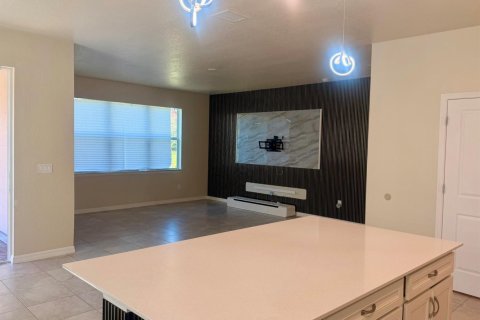 House in Port St. Lucie, Florida 4 bedrooms, 171.78 sq.m. № 2412456 - photo 5