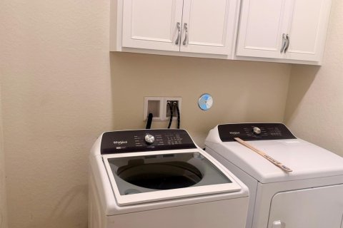 House in Port St. Lucie, Florida 4 bedrooms, 171.78 sq.m. № 2412456 - photo 8