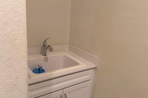 House in Port St. Lucie, Florida 4 bedrooms, 171.78 sq.m. № 2412456 - photo 10