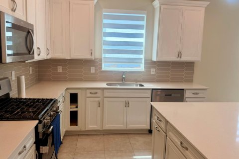 House in Port St. Lucie, Florida 4 bedrooms, 171.78 sq.m. № 2412456 - photo 3