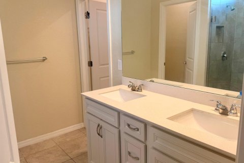 House in Port St. Lucie, Florida 4 bedrooms, 171.78 sq.m. № 2412456 - photo 11