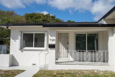 House in Miami, Florida 4 bedrooms, 117.71 sq.m. № 2031833 - photo 3
