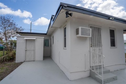 House in Miami, Florida 4 bedrooms, 117.71 sq.m. № 2031833 - photo 24