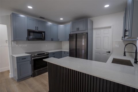 House in Miami, Florida 4 bedrooms, 117.71 sq.m. № 2031833 - photo 9