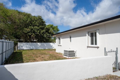 House in Miami, Florida 4 bedrooms, 117.71 sq.m. № 2031833 - photo 7