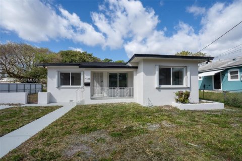 House in Miami, Florida 4 bedrooms, 117.71 sq.m. № 2031833